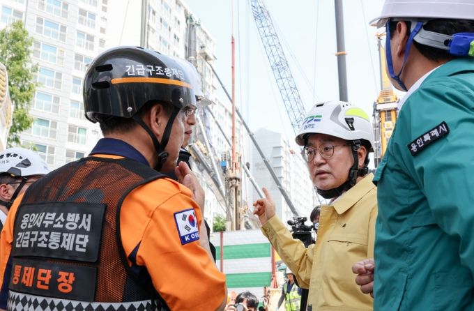 6일 오전 김동연 경기도지사가 용인 전철 공사현장 천공기 전도사고 현장 점검을 하고 있다.