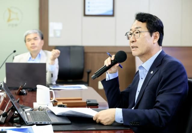 정명근 화성특례시장이 새 정부의 정책 변화에 대응하기 위한 시의 전략 방향을 설명하며, 실행 중심의 구체적인 대응책 마련을 당부하고 있다