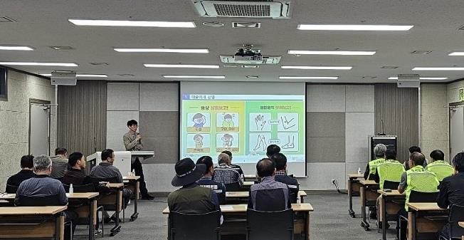 화성특례시가 9일 화성경기타운 기자회견실에서 산림휴양과 직원 대상 풍수해·폭염 대비 안전교육을 하고 있다.