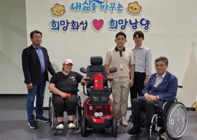 우솔회 회원사 및 (주)뷰리드가 10일 남양읍 행정복지센터에서 거동불편 남양읍 주민에 전기스쿠터를 전달하고 기념 촬영을 하고 있다.