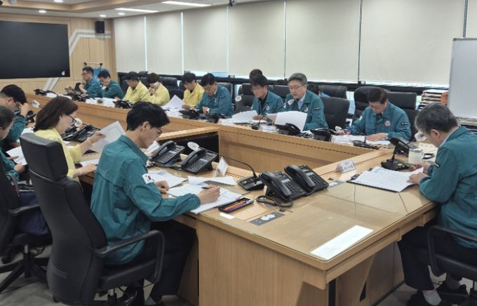 화성특례시가 12일 시청 상황실에서 정구원 제1부시장 주재로 '안전대책 추진상황 점검회의'를 개최하고 있다.