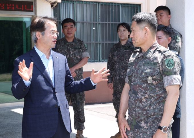 이동환 고양시장이 제60보병사단을 방문해 이명철 사단장과 이야기 나누고 있다.
