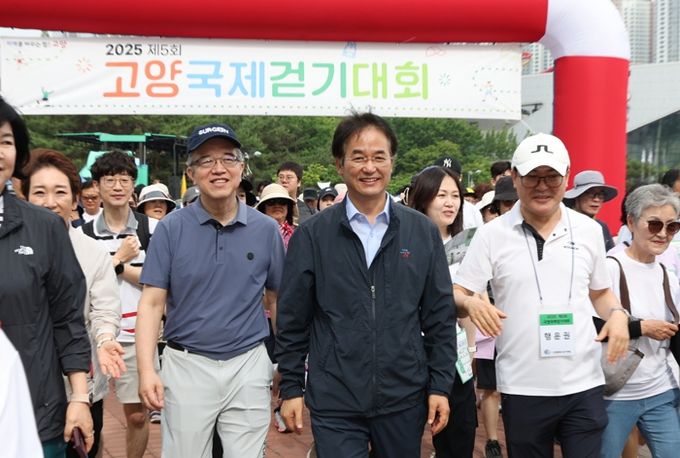 1. 2025 제5회 고양국제걷기대회에 이동환 고양특례시장이 참석해 시민들과 함께 걷고 있다.