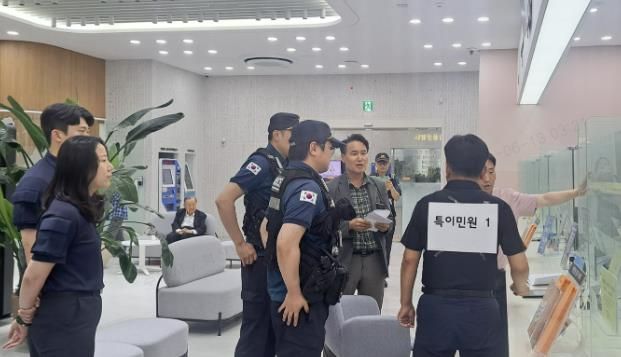 수원시가 12일 시청 통합민원실에서 특이민원 대응 모의훈련을 하고 있다.
