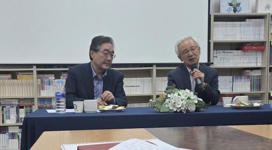 강연 후 김종회 촌장이 김홍신 작가와의 대담에서 질의하고 있다