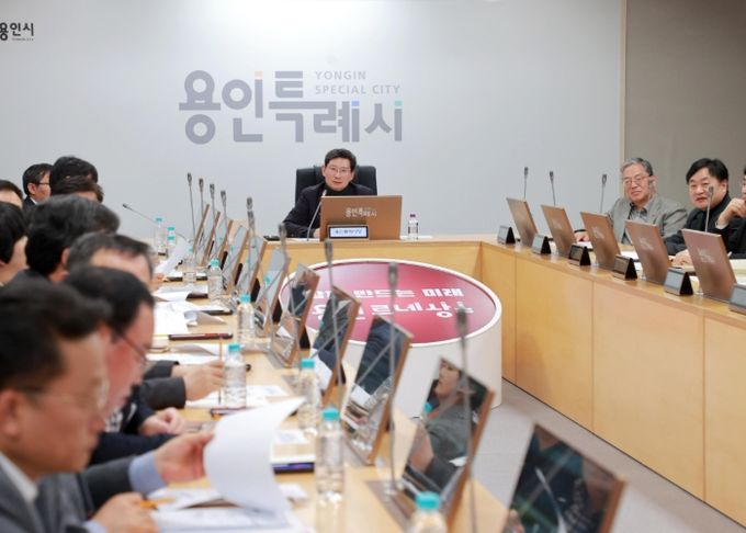 이상일 시장이 시청 영상회의실에서 간부회의를 열어 공직기강 확립 등을 강조하고 있다.