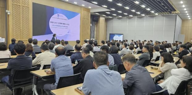 수원시가 고위직 공무원, 기관장을 대상으로 4대 폭력 예방교육을 하고 있다.