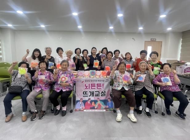 오산시 중앙동 ‘뇌튼튼 뜨개교실’ 어르신들, 손뜨개 수세미 300여 개 기탁
