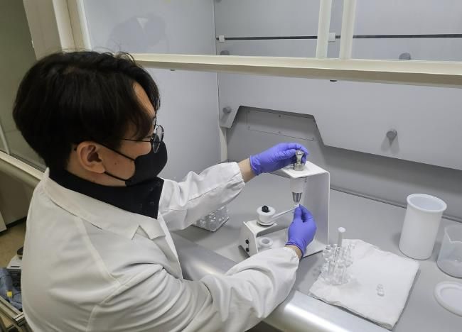 화성시농업기술센터 담당자가 농산물안전분석연구실에서 토양중금속 분석을 위한 전처리를 하고 있다