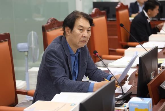 경기도의회 강웅철 의원, 깜깜이 예산 편성 의혹 제기 및 절차 미준수 지적
