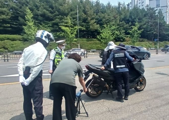 지난 17일 소하동 가리대사거리 일대에서 광명경찰서, 한국교통안전공단과 운행차 불법개조와 소음에 대응하기 위한 합동 단속을 실시하고 있다.