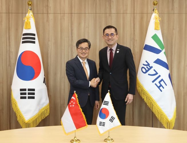19일 오후 김동연 경기도지사가 경기도청 집무실에서 에릭 테오 주한 싱가포르 대사와 이임 면담전에 기념촬영을 하고있다.