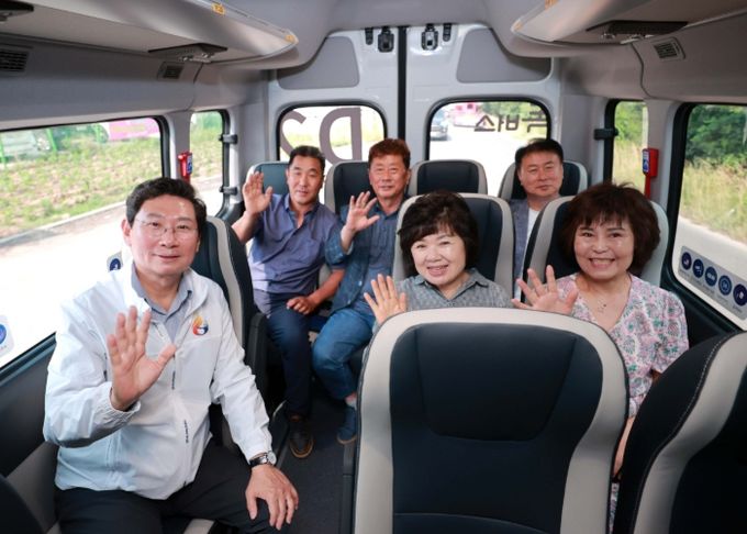 이상일 용인특례시장이 19일 오전 수용응답형 교통수단 '똑버스'에 탑승해 처인구 이동·남사읍 주민들과 의견을 나눴다.