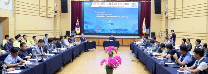 19일 오후 시청 대회의실에서 ‘대규모 건설 현장 중심 여름철 우기 대비 대책회의’가 진행되고 있다.
