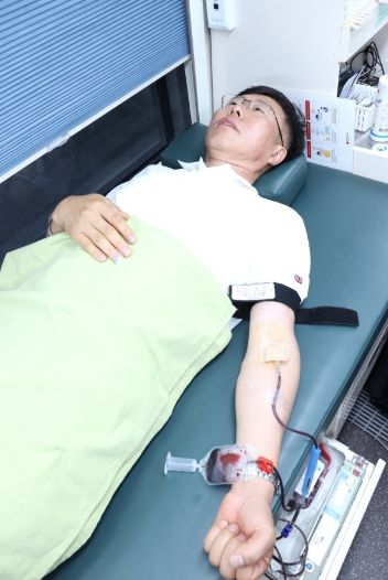헌혈하고 있는 공무원