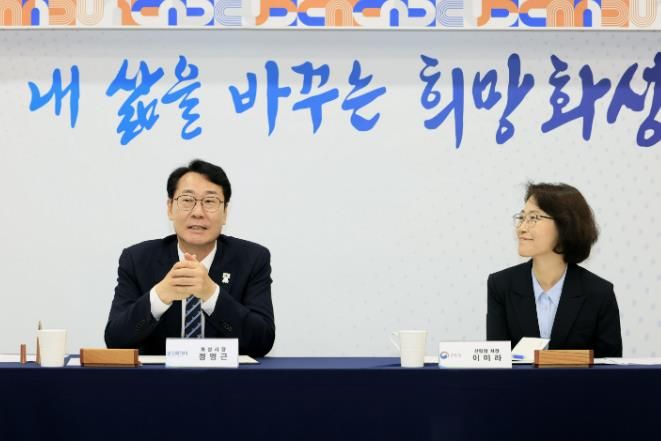 정명근 화성특례시장(왼쪽)과 이미라 산림청 차장(오른쪽)이 ‘화성형 休 숲 프로젝트’ 업무협약 식에서 환담을 나누고 있다