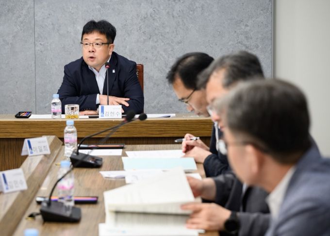 김현수 제1부시장이 회의에서 발언하고 있다.