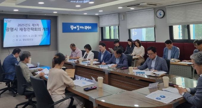 지난 23일 시청 영상회의실에서 정순욱 부시장 주재로 제1차 재정전략회의가 진행되고 있다.