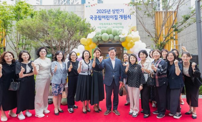 박승원 광명시장(사진 왼쪽에서 여덟 번째)이 23일 트리우스광명 단지 내에 조성된 '시립트리우스어린이집'과 '시립트리우스토리어린이집' 개원식에 참석해 기념사진을 촬영하고 있다.