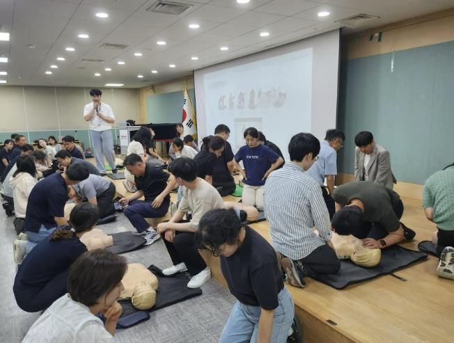 용인특례시 기흥구가 25일 청사 내 소방훈련과 응급처치 교육을 진행했다.