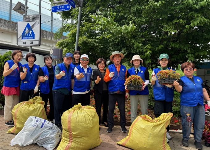 의왕시 고천동 바르게살기위원회, 꽃길 가꾸기 나서