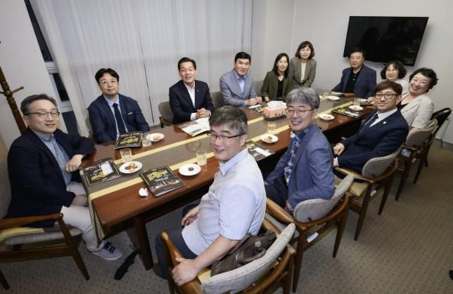 이재준 수원시장(뒷줄 왼쪽 3번째)과 간담회 참석자들이 함께하고 있다
