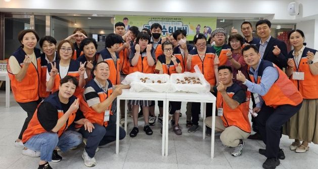 송북동 지역사회보장협의체, 장애인과 흙공 만들기 체험