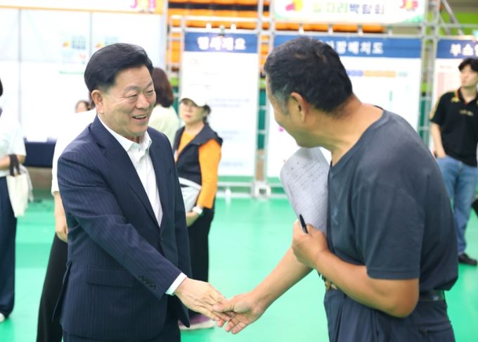 박승원 광명시장이 25일 오후 광명시민체육관에서 열린 '광명시 일자리박람회'에 참석해 시민과 인사를 나누고 있다.