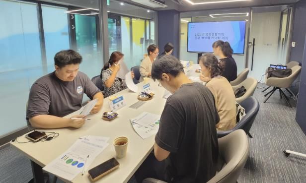 지난 26일 인생플러스센터 도란도란실에서 공동생활가정 5개소 시설장들이 모여 간담회를 진행하고 있다.