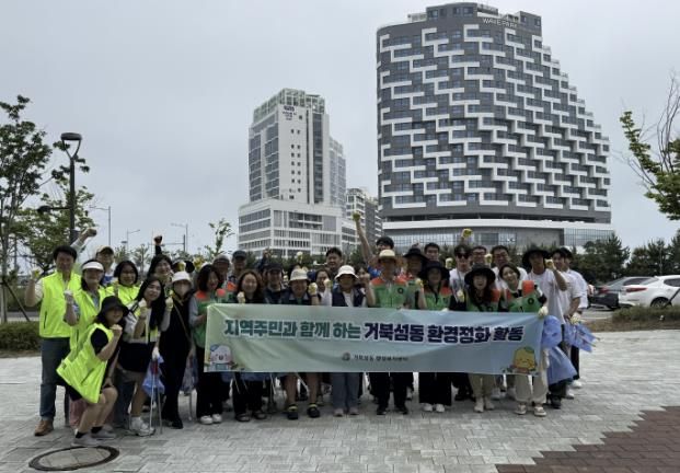 시흥시 거북섬동, WSL 국제서핑대회 대비 지역주민과 함께하는 환경정화 구슬땀