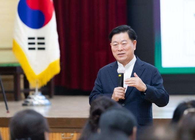 박승원 광명시장이 지난 23일 시청 대회의실에서 열린 '2025년 통장 현장교육'에 참석해 인사말을 하고 있다.
