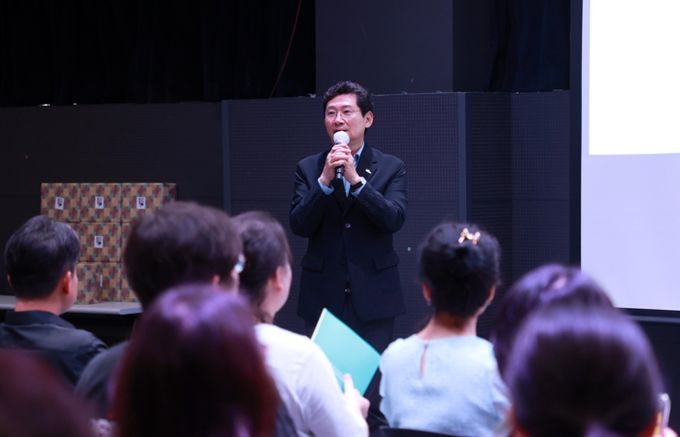 이상일 용인특례시장이 28일 용인시청소년미래재단이 주최한 '2025년 1차 진로진학레시피 학부모 특강'에서 인사말을 하고 있다.