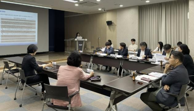 화성특례시 임팩트펀드 조성을 위한 연구용역 최종보고회 참석자들이 30일 사업계획 수립 방향성에 대해 듣고 있다.
