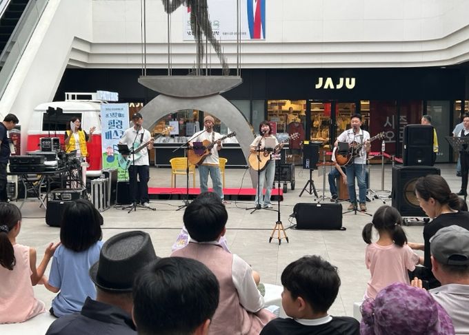 광명시 일직동 주민자치회는 지난 28일 일직동 아브뉴프랑 광명점에서 일직동 주민세마을사업인 ‘힐링버스킹’ 행사를 개최했다.