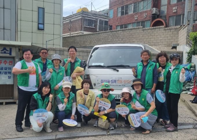 광명시 철산4동 새마을지도자협의회는 지난 6월 30일 철산4동 행정복지센터에서 여름철 해충과 전염병 예방을 위한 ‘2025년 하계 자율방역단 발대식’을 개최하고 본격적인 방역 활동에 들어갔다.