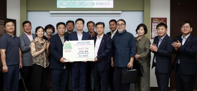이상일 시장은 3일 성금 500만원을 기탁한 '국제라이온스클럽 용인지역' 회장단과 후원금을 지정 기탁 받는 (사)아름다운미래커뮤니티 관계자들과 기념촬영하고 있다