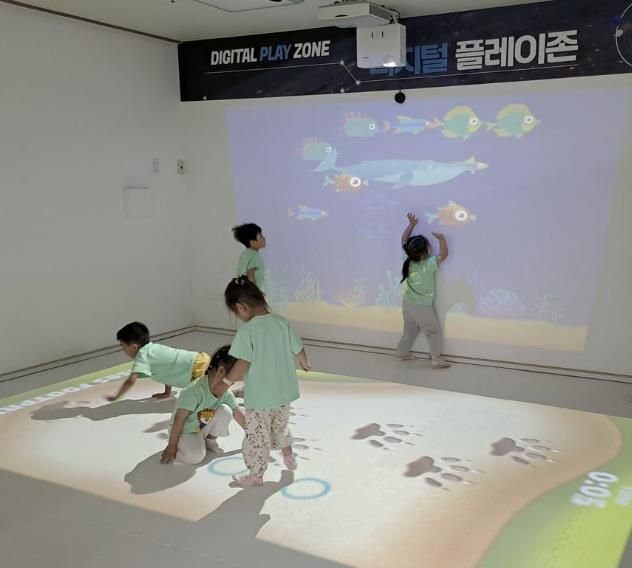 디지털 플레이존을 이용하고 있는 아이들