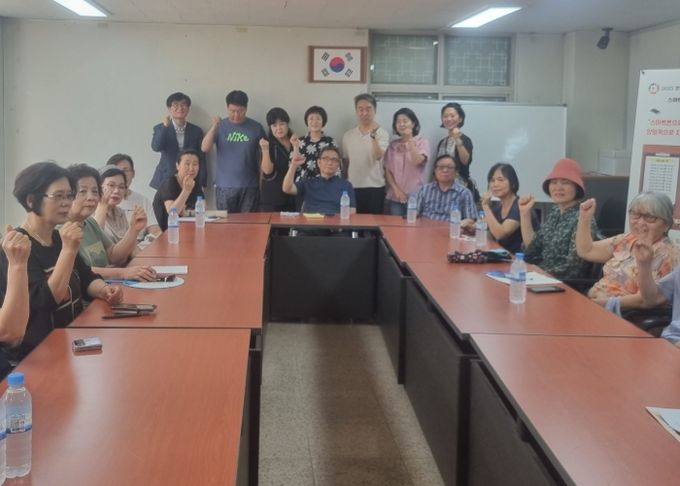 광명시 철산4동 주민자치회는 지난 3일부터 두 달간 2025년 지속가능발전교육(ESD) 공모사업 ‘스마트폰으로 더 나은 미래를, 양말목으로 지속 가능한 세상을’ 프로그램을 운영한다.