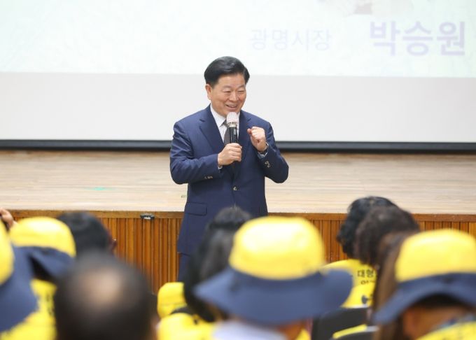 박승원 광명시장이 7일 오전 열린시민청에서 개최한 '2025년 하반기 안전보안관 발대식'에 참석해 인사말을 하고 있다.