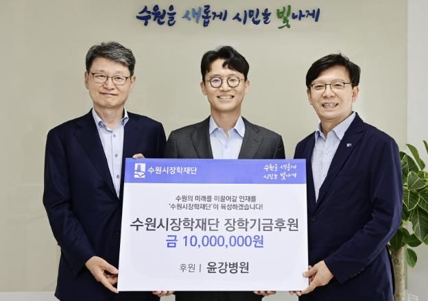 장학금 전달식 후 기념촬영을 하고 있다.