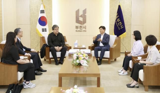 조용익 부천시장이 태주솔루션 대표 및 펄벅재단 관계자들과 담소를 나누고 있다.