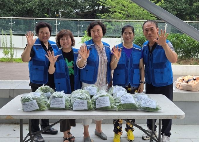 광명5동 지역사회보장협의체는 지난 7일 너부대 옥상 텃밭에서 수확한 유기농 상추와 고추를 관내 복지사각지대 이웃에게 전달하며, 봄철 상추 수확을 마무리했다.