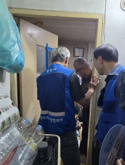 광명시 철산3동 지역사회보장협의체는 지난 7일부터 한국마사회 광명지사 공모사업에 선정돼 마련한 선풍기 30대를 직접 조립해 폭염 취약계층에 전달하고 있다.