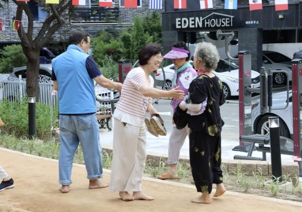 경기도의회 이애형 의원, 맨발로 ‘세류동 안동네 흙향기 황토길’ 걸으며 주민 의견 청취