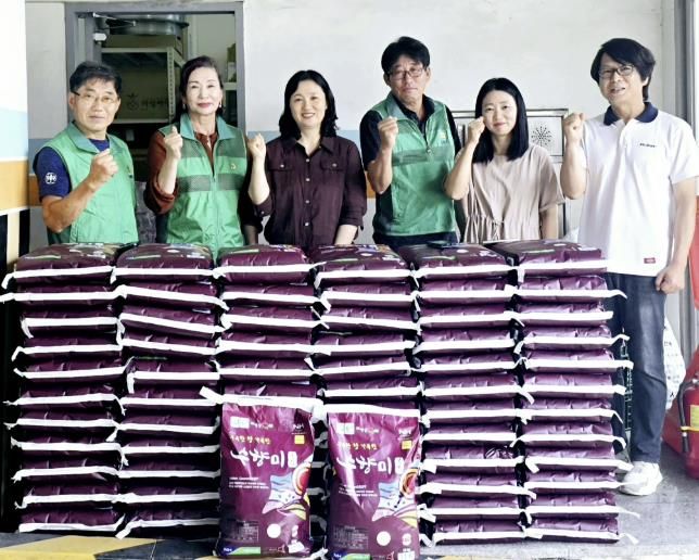 비봉면새마을협의회가 8일 비봉면행정복지센터에서 바자회 수익금으로 마련한쌀(수향미 10kg) 80포를 전달하고 기념촬영을 하고 있다