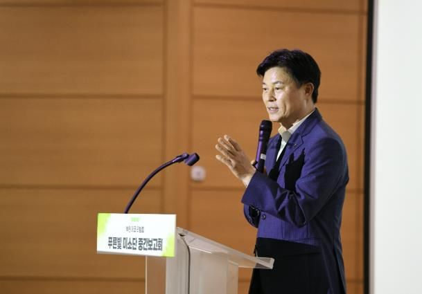 ‘부천 에코 리빙랩’ 중간보고회에서 인사말을 전하고 있는 조용익 부천시장