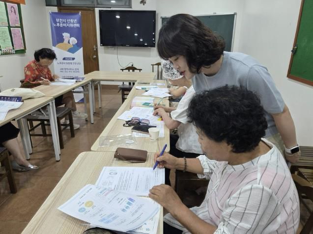 ‘찾아가는 노후준비상담’ 프로그램에서 상담을 받는 어르신들