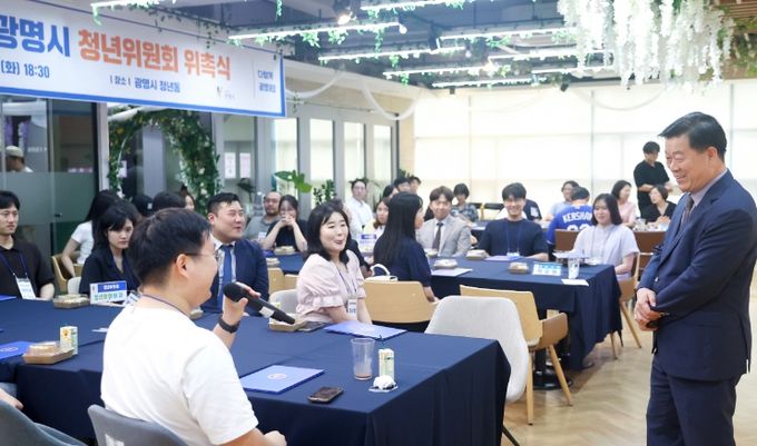 박승원 광명시장이 8일 오후 청년동에서 열린 '제4기 광명시 청년위원회' 위촉식에 참석해 청년위원과 소통하고 있다.