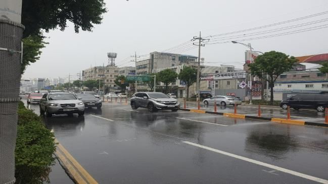 노면빗물분사시스템을 가동하는 모습(수원종합운동장 앞)
