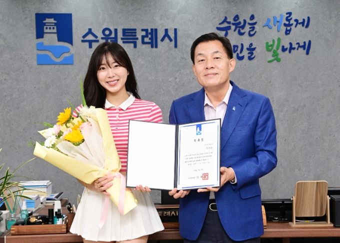위촉식 후 이재준 수원시장(오른쪽)과 안지현 치어리더가 함께하고 있다.